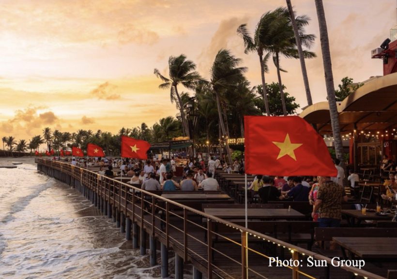 Flags and fireworks light up Phu Quoc for National Day - 3
