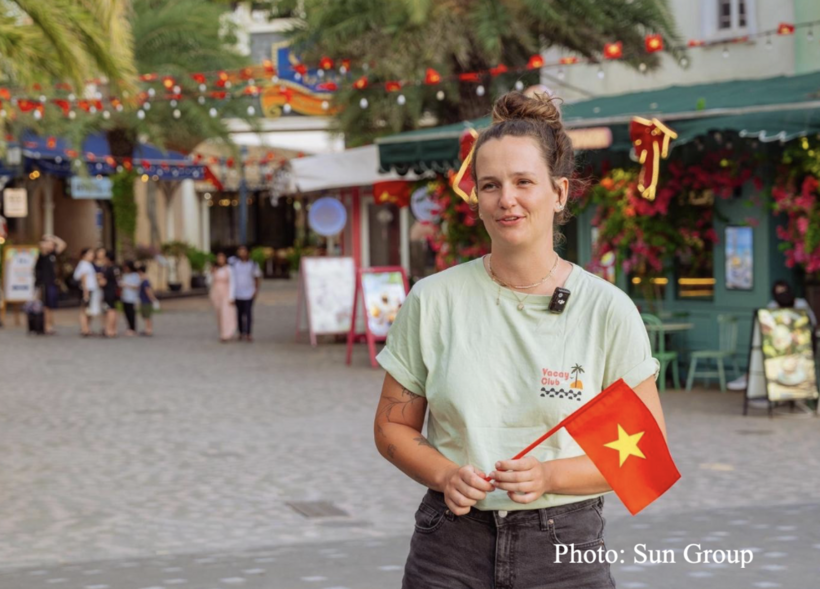 Flags and fireworks light up Phu Quoc for National Day - 4