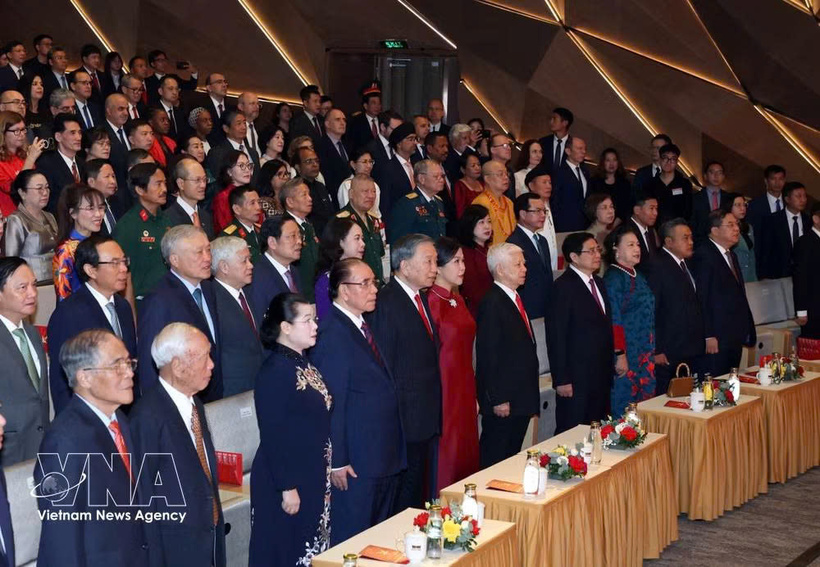 General Secretary of the Communist Party of Viet Nam Central Committee and President To Lam, his spouse, and delegates take part in the flag-salute ceremony at the ceremony marking the 81st anniversary of Viet Nam's National Day (September 2, 1945 - 2026) at the Ho Guom Opera House in Hanoi on the evening of August 28, 2026. (Photo: VNA)