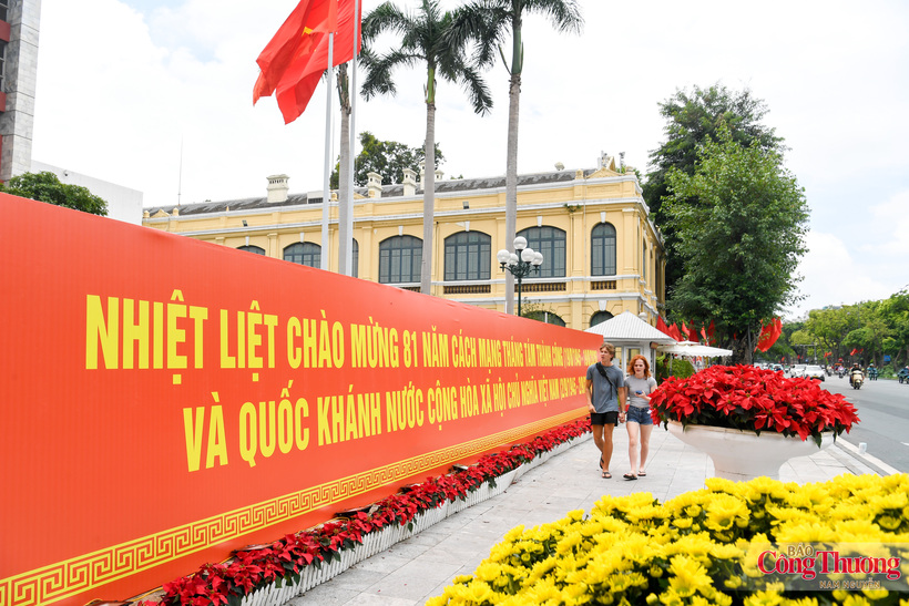 The headquarters of the Hanoi People's Committee is adorned with a bright red banner reading: "Warmly celebrating the 81st anniversary of the August Revolution (August 19, 1945 - August 19, 2026) and the National Day of the Socialist Republic of Vietnam (September 2, 1945 - September 2, 2026)."