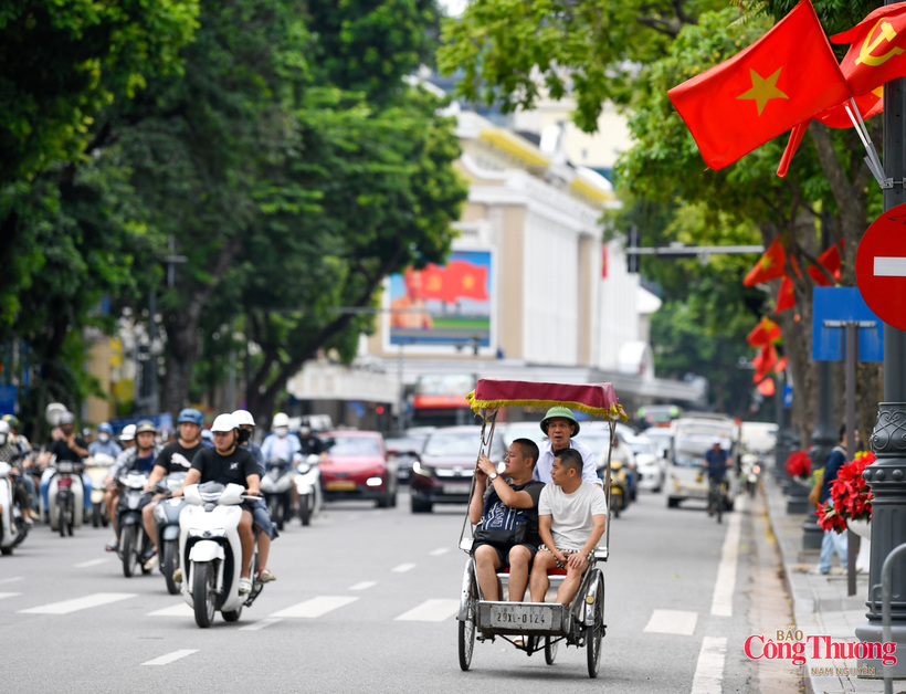 Photo: Ha Noi adorned with red flags ahead of National Day - 12