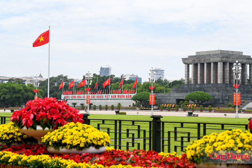Flags and flowers brighten Ba Dinh Square as Hanoi prepares for National Day celebrations.