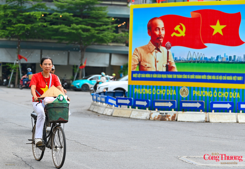 Photo: Ha Noi adorned with red flags ahead of National Day - 10