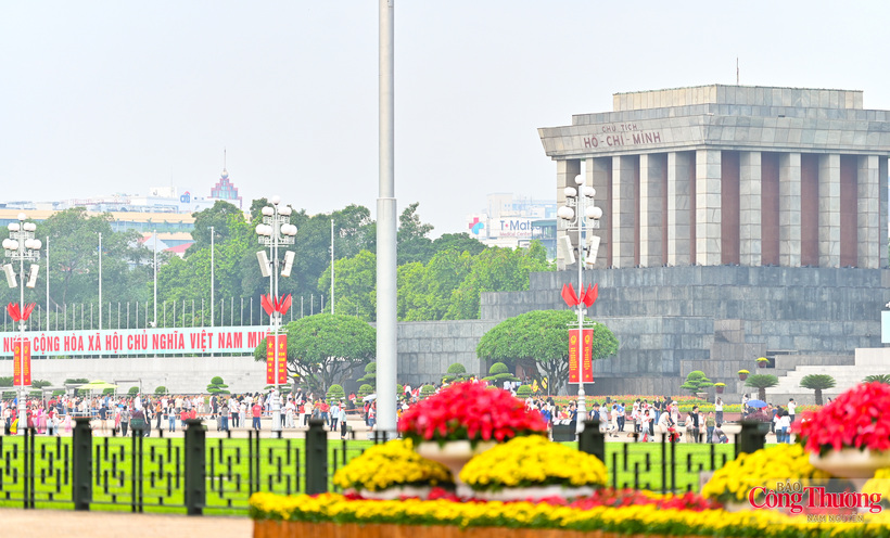 In the final days of August, Ha Noi has been adorned with the sacred red of national flags as the atmosphere celebrating National Day on September 2 spreads across the capital. Large-scale billboards and posters displayed along central streets evoke pride in the glorious legacy of the August Revolution and National Day.