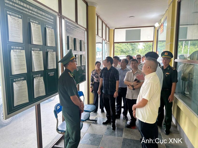 The Viet Nam - Laos joint inter-agency coordination group conducts a field inspection at Tay Trang International Border Gate. Photo: MoIT.