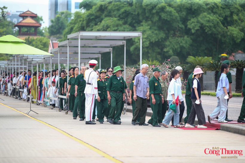 Numerous war veterans travel hundreds of kilometres to Ha Noi to visit President Ho Chi Minh’s Mausoleum and pay tribute to the late leader.