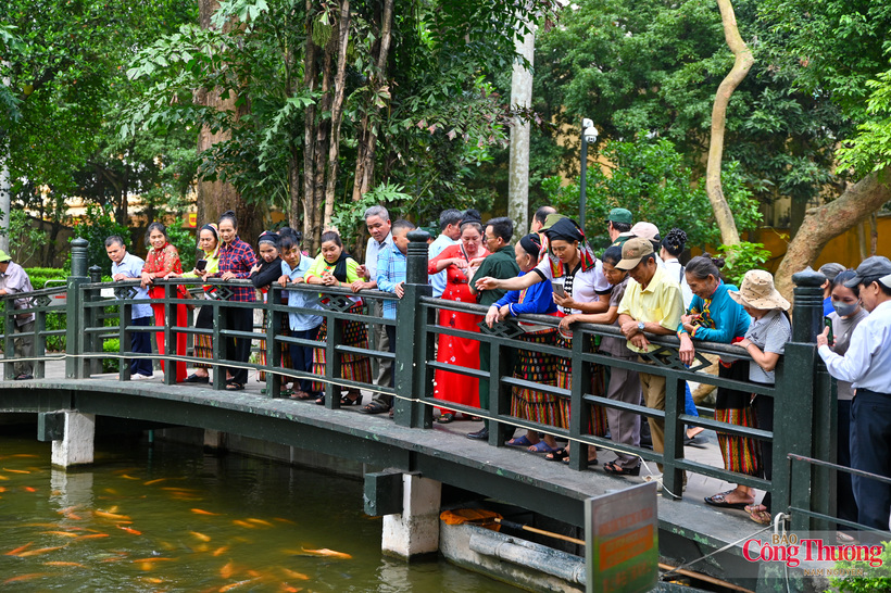 Visitors explore President Ho Chi Minh’s fish pond.