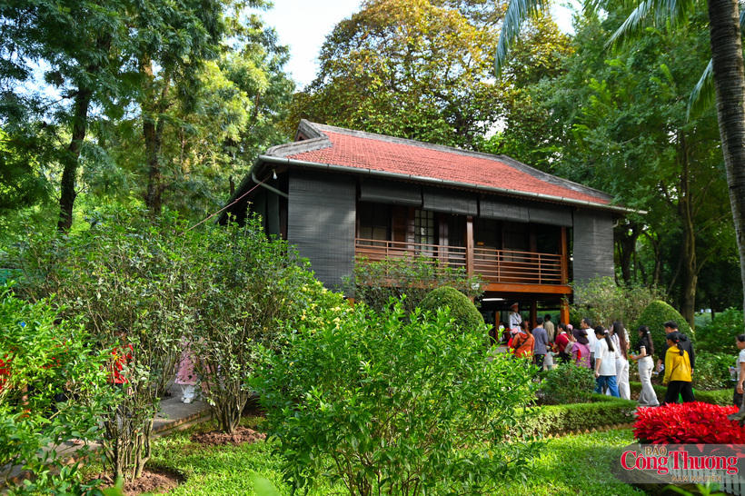 Built in 1958, the stilt house served as President Ho Chi Minh’s residence and workplace from May 1958 to August 1969. The current structure was reconstructed according to the original 1969 design following his passing.