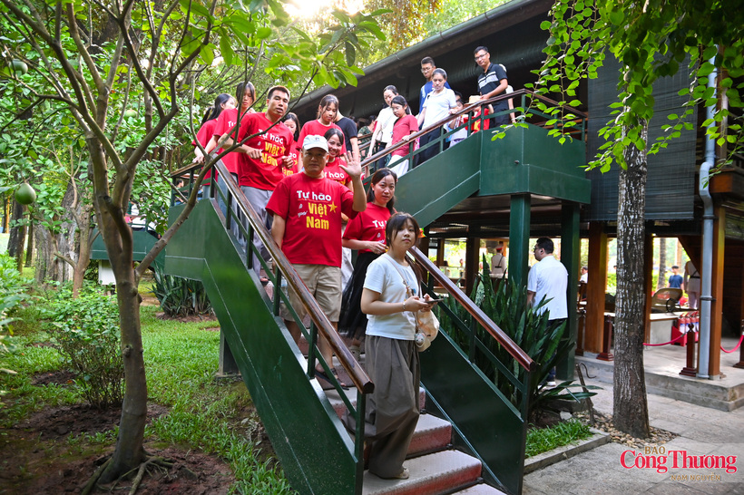 On this occasion, many families choose to stay in Ha Noi and visit historical sites, giving their children more opportunities to learn about the nation’s history.