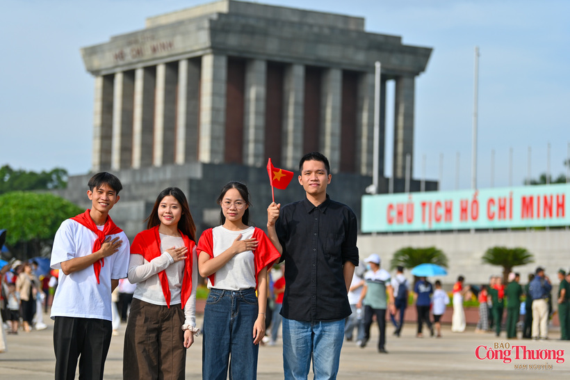 Young visitors take commemorative photos at the Ho Chi Minh Mausoleum during the National Day holiday.