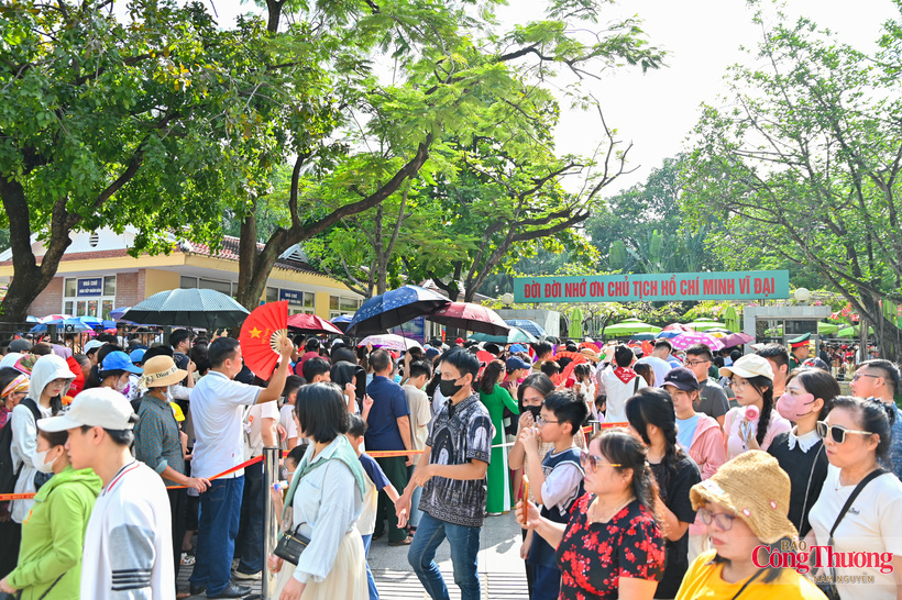 As recorded by Newspaper of Industry and Trade on the morning of September 1, long queues of people gather along Ngoc Ha Street from the early hours of the day, waiting to enter the Mausoleum to pay their respects to President Ho Chi Minh.