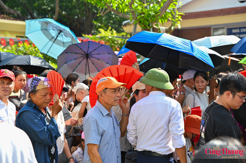 Despite the sweltering weather on the morning of September 1, people from across Viet Nam patiently queue in an orderly manner to enter the Mausoleum and pay their respects to President Ho Chi Minh.
