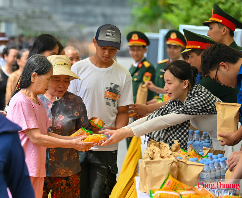 Youth volunteers hand out free water and refreshments to people waiting to visit President Ho Chi Minh’s Mausoleum.