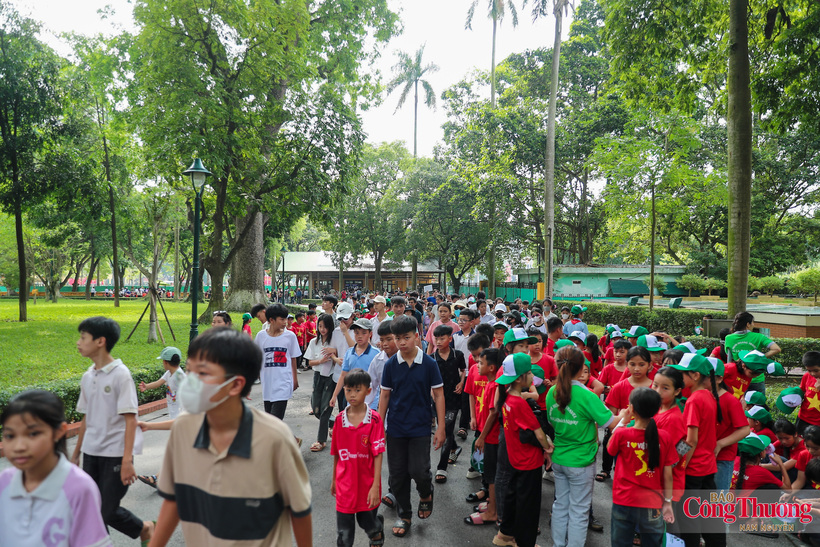 Crowds continue to flock to the relic site.