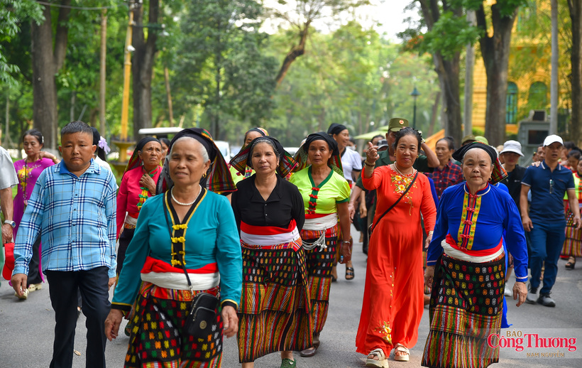 People from ethnic communities travel hundreds of kilometers to visit the place where President Ho Chi Minh lived and worked.
