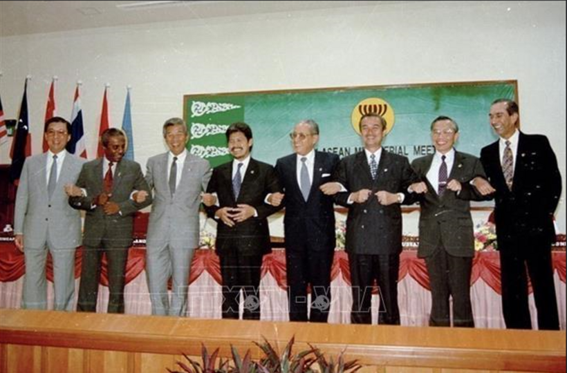 Minister of Foreign Affairs Nguyen Manh Cam (second from right), the ASEAN Secretary-General and ASEAN foreign ministers at the meeting admitting Viet Nam as the seventh official member of ASEAN, on July 28, 1995, in Bandar Seri Begawan, the capital of Brunei. (Photo: VNA)