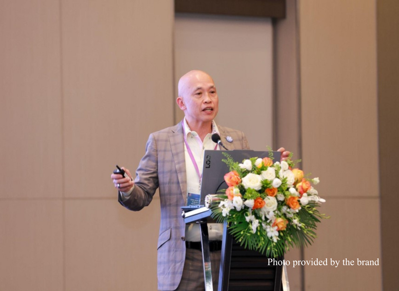 Dr. Litjen Tan delivers remarks at the meeting.