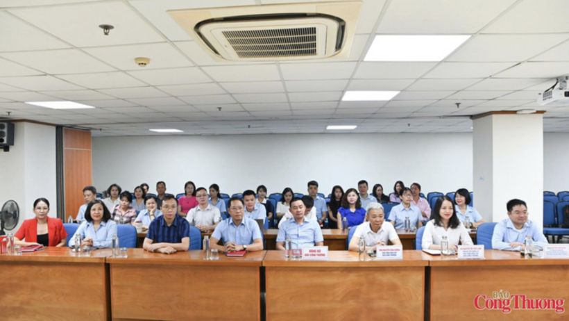 The Party Committee of the Industry and Trade Newspaper attends the nationwide conference online from the newspaper’s venue.