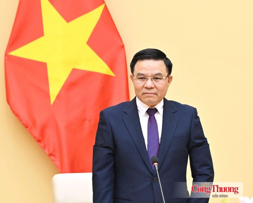 Minister of Industry and Trade Le Manh Hung delivers remarks.