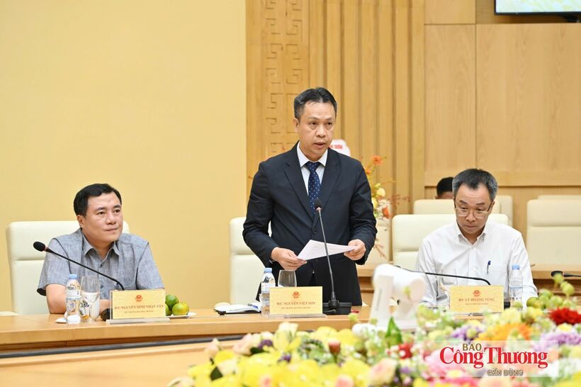 Deputy Minister of Industry and Trade Nguyen Viet Son delivers remarks after receiving his new assignment.