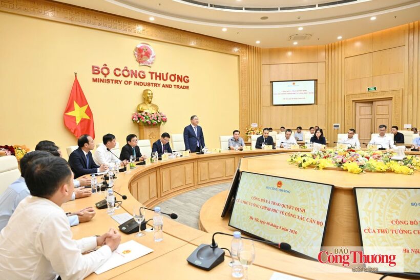 An overview of the ceremony to hand over the Prime Minister's decision appointing Nguyen Viet Son as Deputy Minister of Industry and Trade