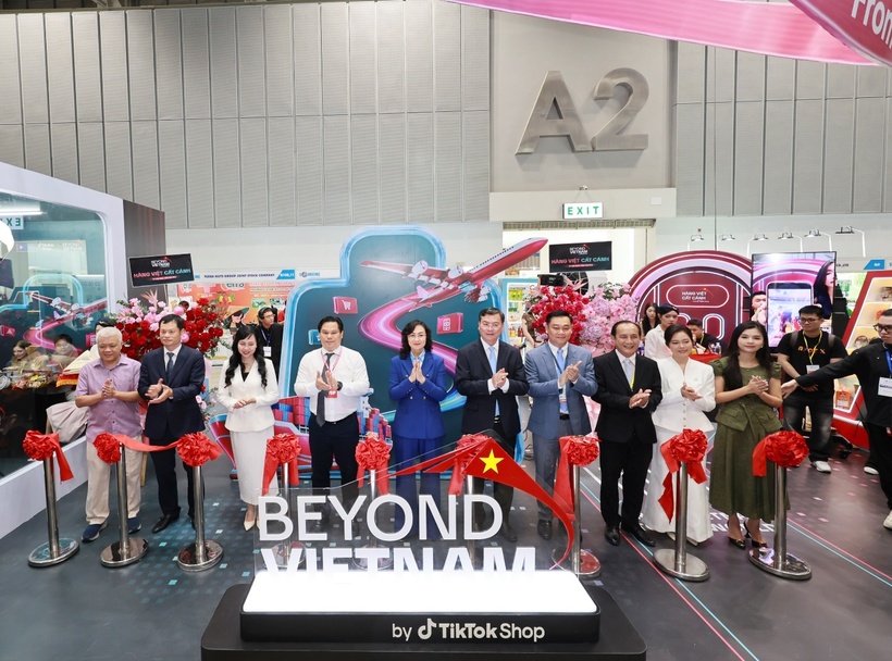 Delegates perform the ribbon-cutting ceremony to officially launch the “Beyond Vietnam - Vietnamese Products Take Flight” initiative, marking a new step in promoting Vietnamese products in global markets through discovery e-commerce.
