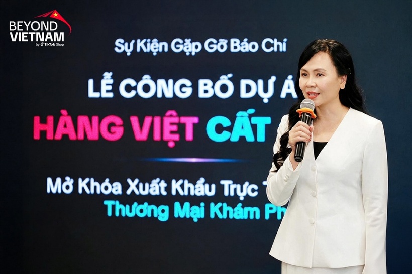 Le Hoang Oanh, Director of the iDEA delivers remarks at the event.