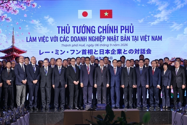 Prime Minister Le Minh Hung poses for a group photo with delegates. Photo: Nhat Bac