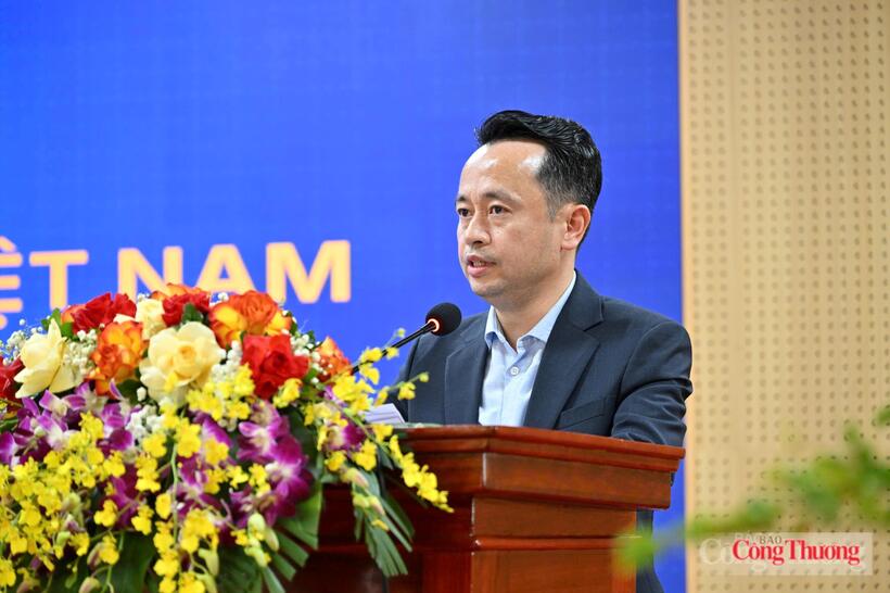 Pham Khac Tuyen, Commercial Counselor at the Viet Nam Trade Office in the Republic of Korea.