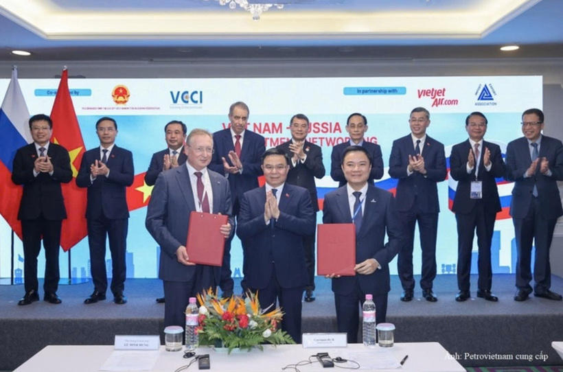 Prime Minister Le Minh Hung witnesses the presentation of the Investment Registration Certificate for the PSCs of Blocks 01/17 and 02/17 on Viet Nam’s continental shelf between PETROVIETNAM and Zarubezhneft during his working visit to attend the ASEAN–Russia 35th Anniversary Summit in June 2026 – Photo: Petrovietnam