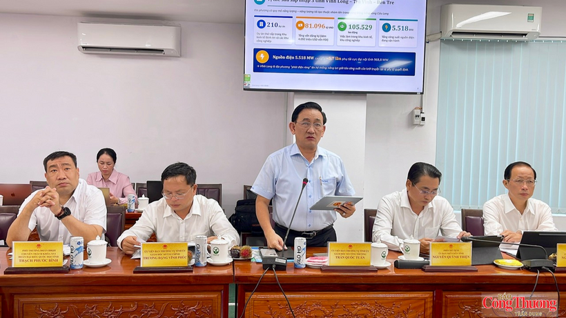 Tran Quoc Tuan, Director of the Vinh Long Department of Industry and Trade, reports at the working session.