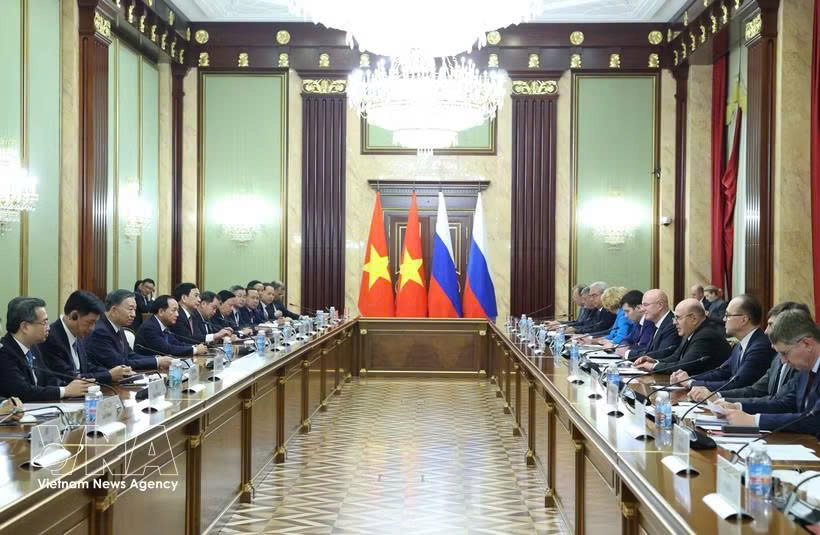 At the meeting between General Secretary of the Communist Party of Viet Nam Central Committee and President To Lam and Russian Prime Minister Mikhail Mishustin in Moscow on September 8. Photo: VNA