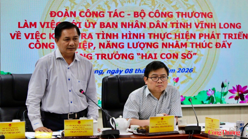 Tran Van Lau, Secretary of the Vinh Long provincial Party Committee, speaks at the working session.
