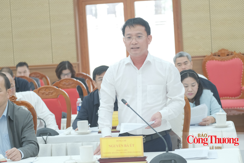 Nguyen Ba Ut, Director of the Lam Dong Department of Industry and Trade, reports to the delegation.