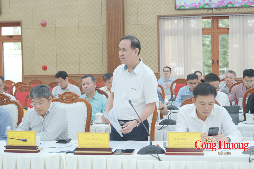 Bui Van Kien, Deputy General Director of the National Power Transmission Corporation, delivers remarks at the working session.