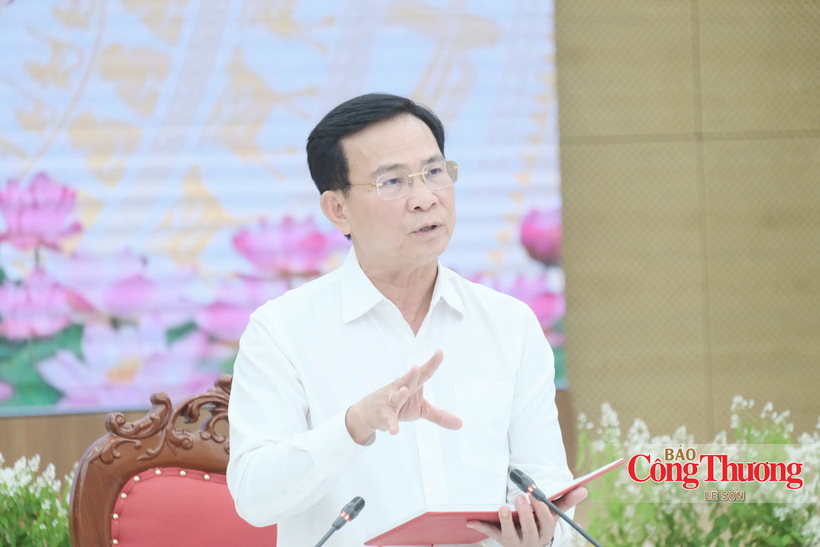 Chairman of the Lam Dong provincial People’s Committee Ho Van Muoi delivers remarks at the working session.