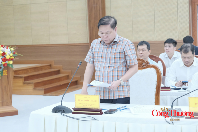 Tran Hoai Trang, Deputy Director of the Electricity Authority of Viet Nam, delivers remarks at the working session.