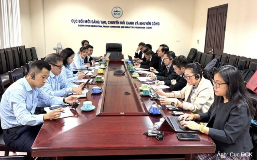 The Agency for Innovation, Green Transition and Industrial Promotion works with a delegation from the Lao Ministry of Finance.