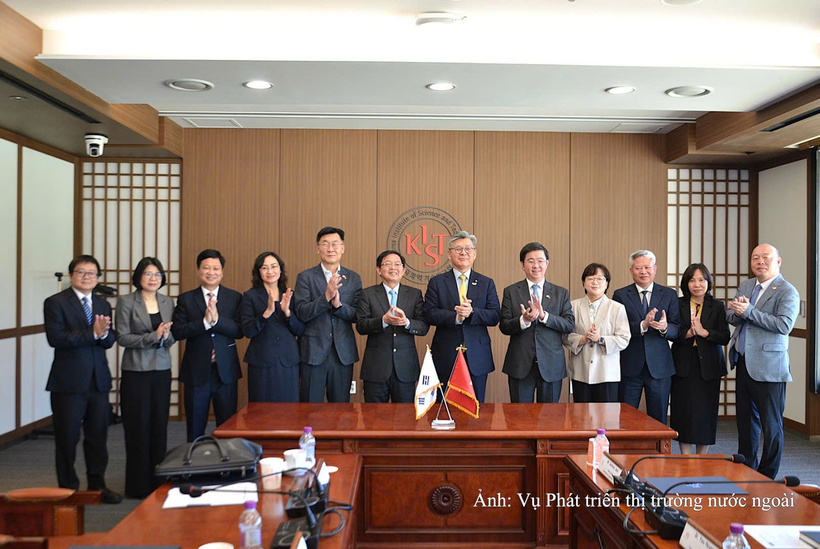 Deputy Minister Phan Thi Thang accompanied Deputy Prime Minister Ho Quoc Dung at a working session with the Korea Advanced Institute of Science and Technology.