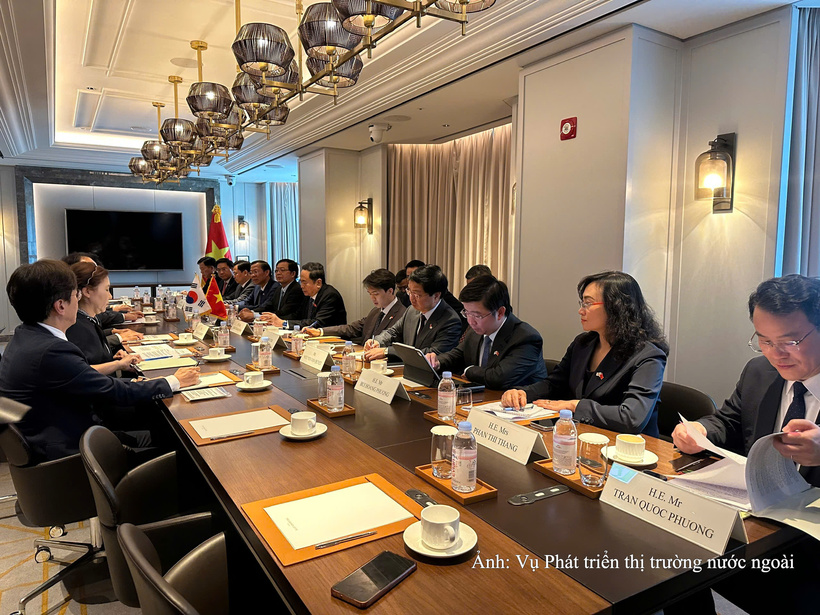 Deputy Minister of Industry and Trade Phan Thi Thang accompanied the National Assembly Chairman at a number of important activities.