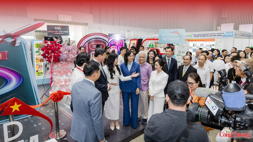 Deputy Minister of Industry and Trade Phan Thi Thang, Director-General of the Viet Nam E-commerce and Digital Economy Agency Le Hoang Oanh, and a representative of TikTok Viet Nam at the launch ceremony of the “Beyond Viet Nam - Vietnamese Products Take Flight” initiative, which aims to promote cross-border e-commerce exports.