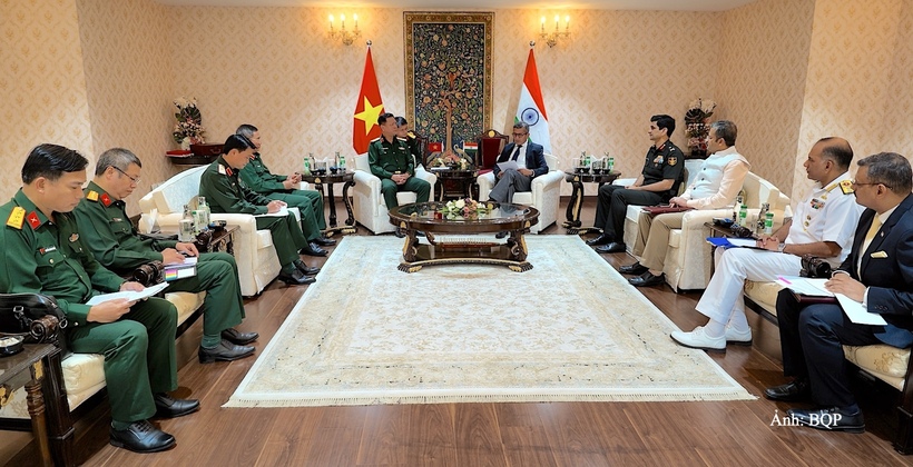 Senior Lieutenant General Nguyen Truong Thang, Vice Minister of National Defence, holds a meeting with Indian Defence Secretary Rajesh Kumar Singh.