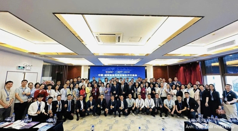 Delegates and businesses from Viet Nam and China attend the Viet Nam - China Logistics and Supply Chain Cooperation Seminar.
