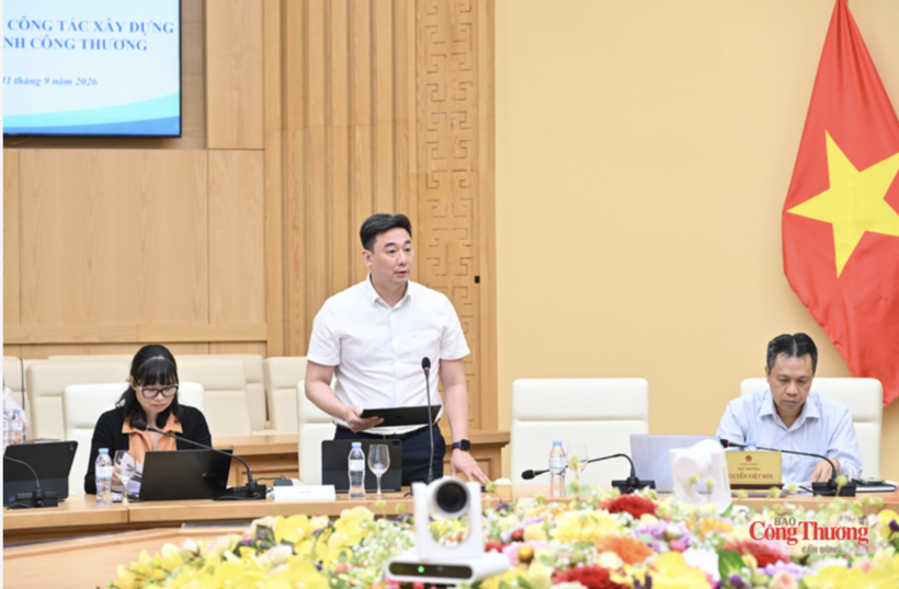 Director of the Legal Affairs Department Ngo Duc Minh reports at the meeting.