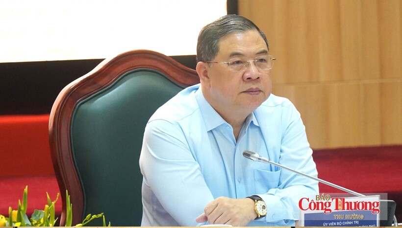 Standing Deputy Prime Minister Pham Gia Tuc listens to opinions from ministries and sectors.