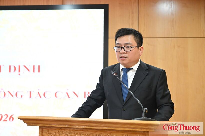 Deputy Minister of Industry and Trade Truong Thanh Hoai delivers remarks assigning tasks at the conference.