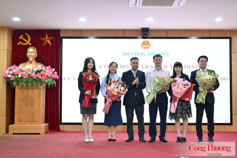 Deputy Minister of Industry and Trade Nguyen Viet Son presents decisions on the transfer and appointment of officials to leadership positions at various units.