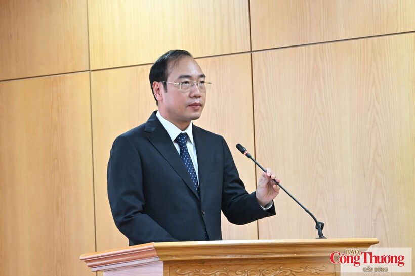 Director of the Department of Organization and Personnel Tran Quang Huy announces decisions on the transfer and appointment of MoIT leadership officials.