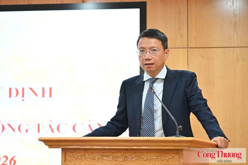 Le Trieu Dung, Director of the Department of Foreign Market Development and Multilateral Trade, delivers remarks at the ceremony.