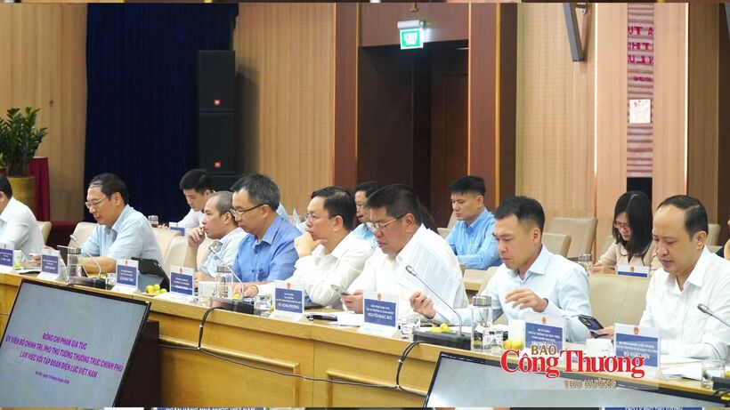 Representatives of ministries and sectors attending the working session.